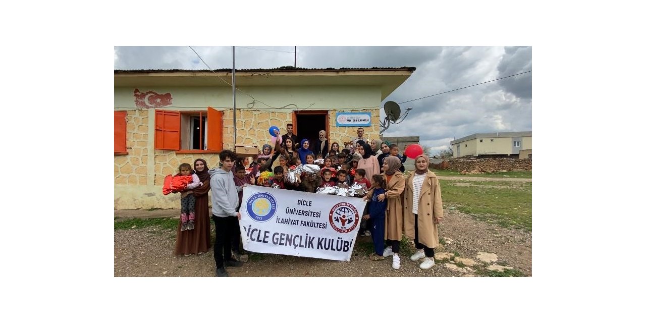 Öğrenciler köy okulunda minik kardeşlerini sevindirdi