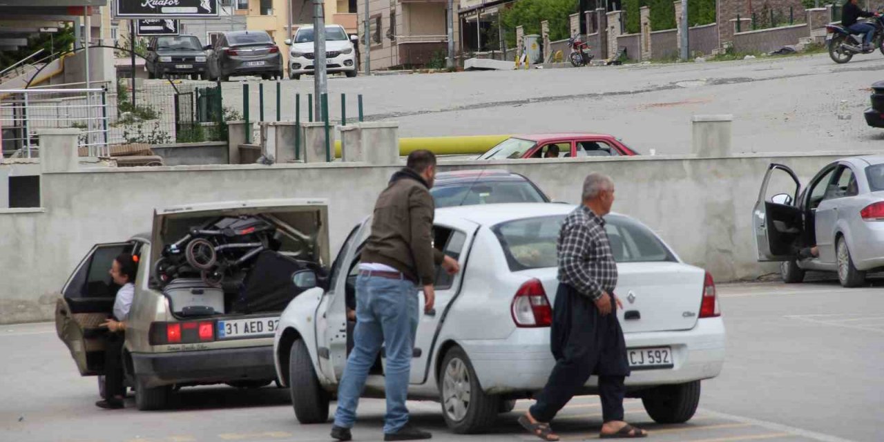 Deprem bölgesi Hatay’da bayram yoğunluğu, yakınlarına destek için geldiler