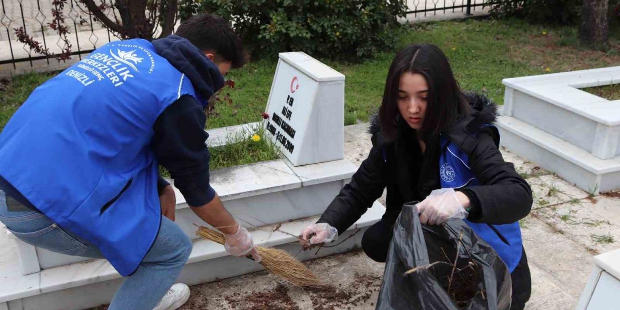 Gençler şehitlikleri temizledi