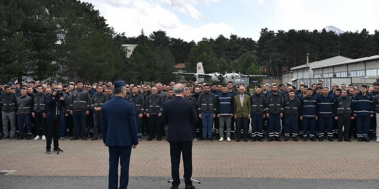 Bakan Akar ile Başkan Büyükkılıç, bayramlaşma programlarına TOGG ile katıldı