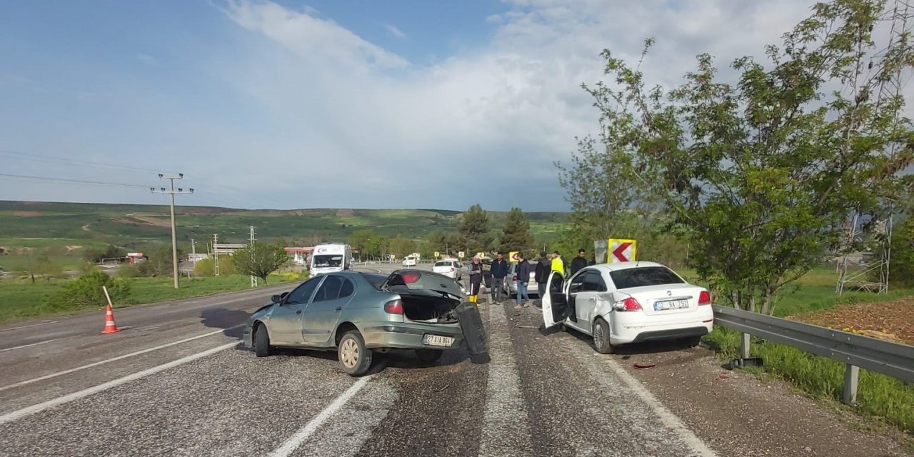 İki otomobil çarpıştı: 3 yaralı