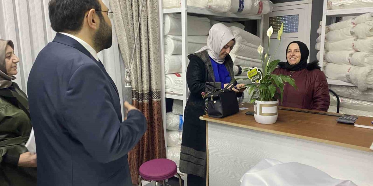 AK Partili milletvekili adayına gençlerden “İlk oyum Erdoğan’a” sözü