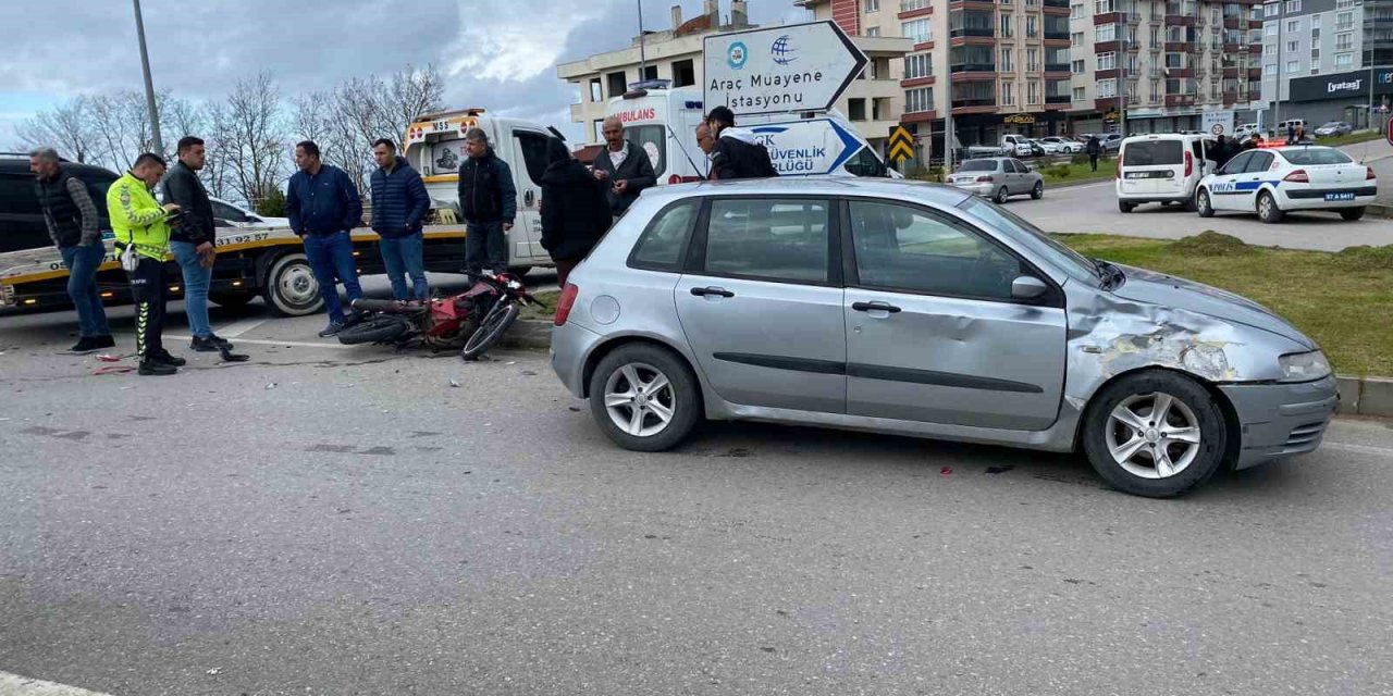Sinop’ta otomobille çarpışan motosiklet sürücüsü yaralandı