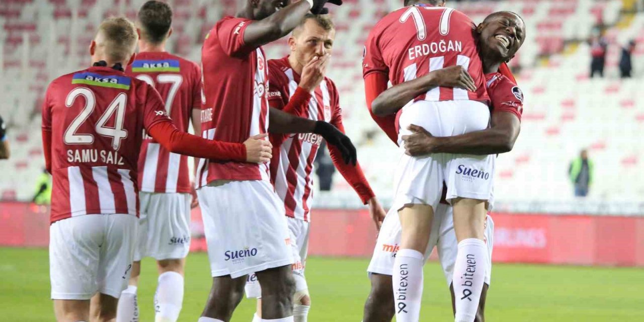 Spor Toto Süper Lig: DG Sivasspor: 2 - Trabzonspor: 1 (İlk yarı)