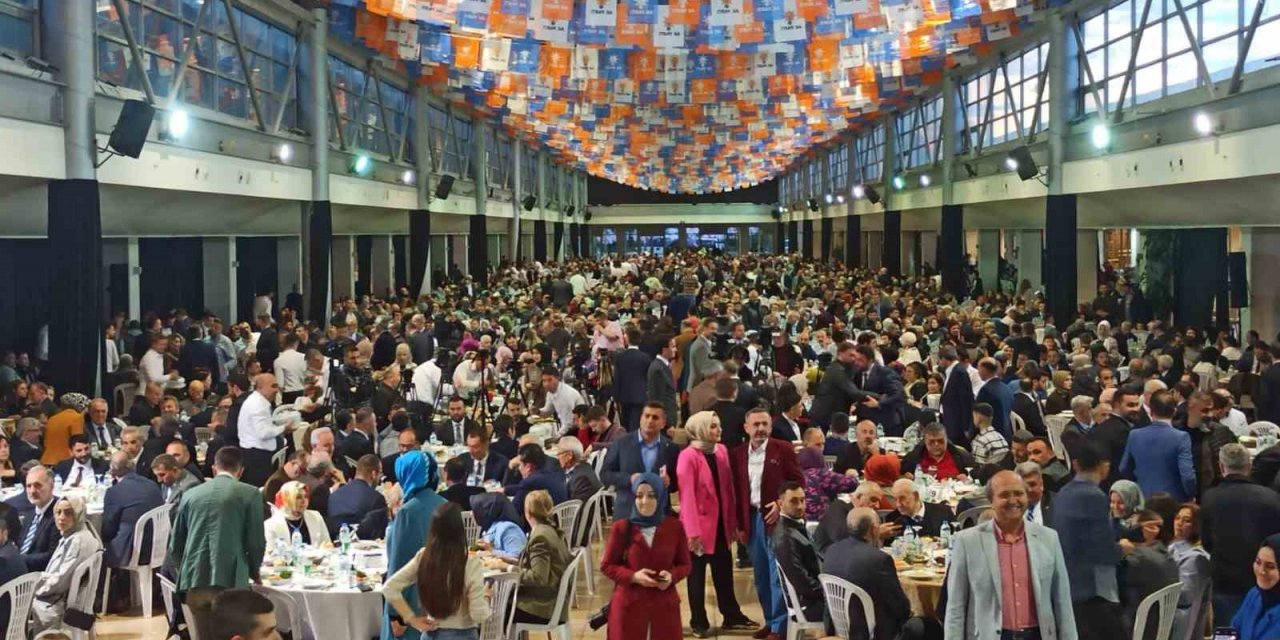 AK Parti Bursa teşkilatları iftarda buluştu
