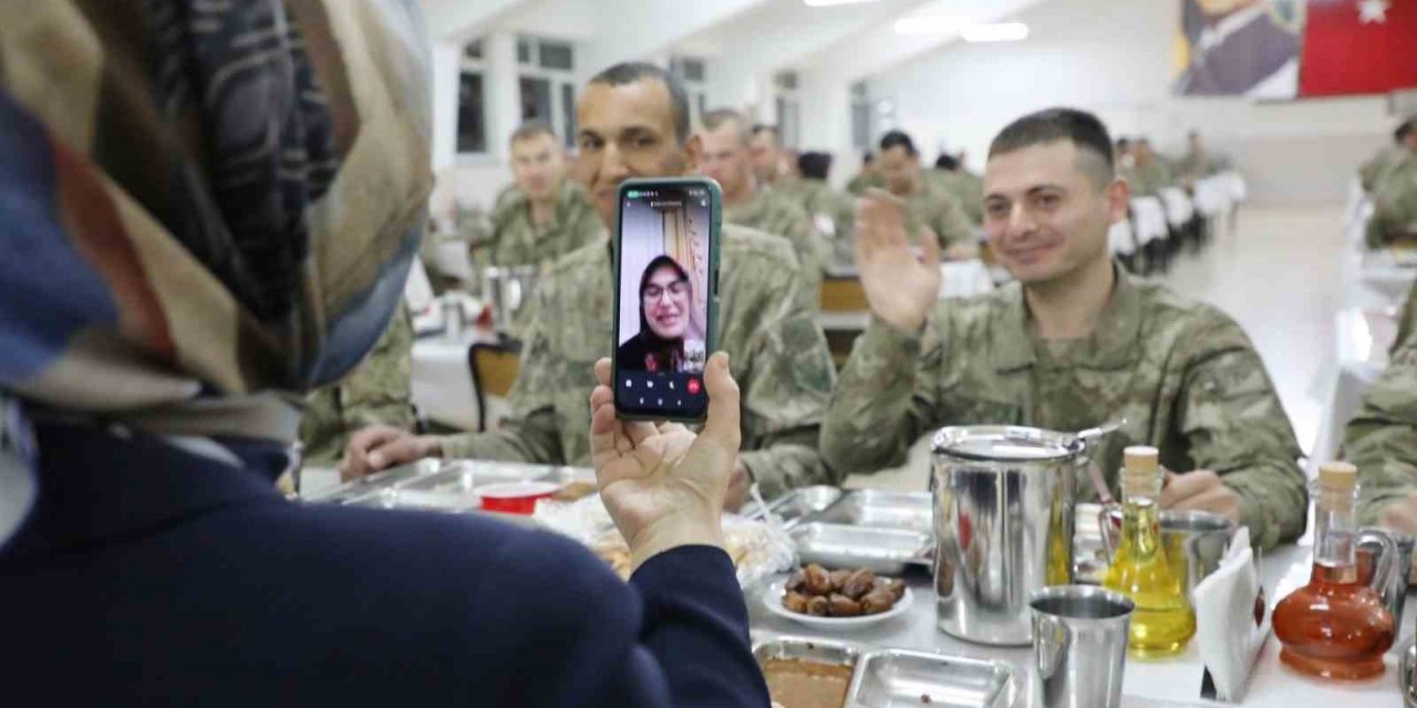 Validen, Ramazan’ın son iftarında Mehmetçik annesine sürpriz