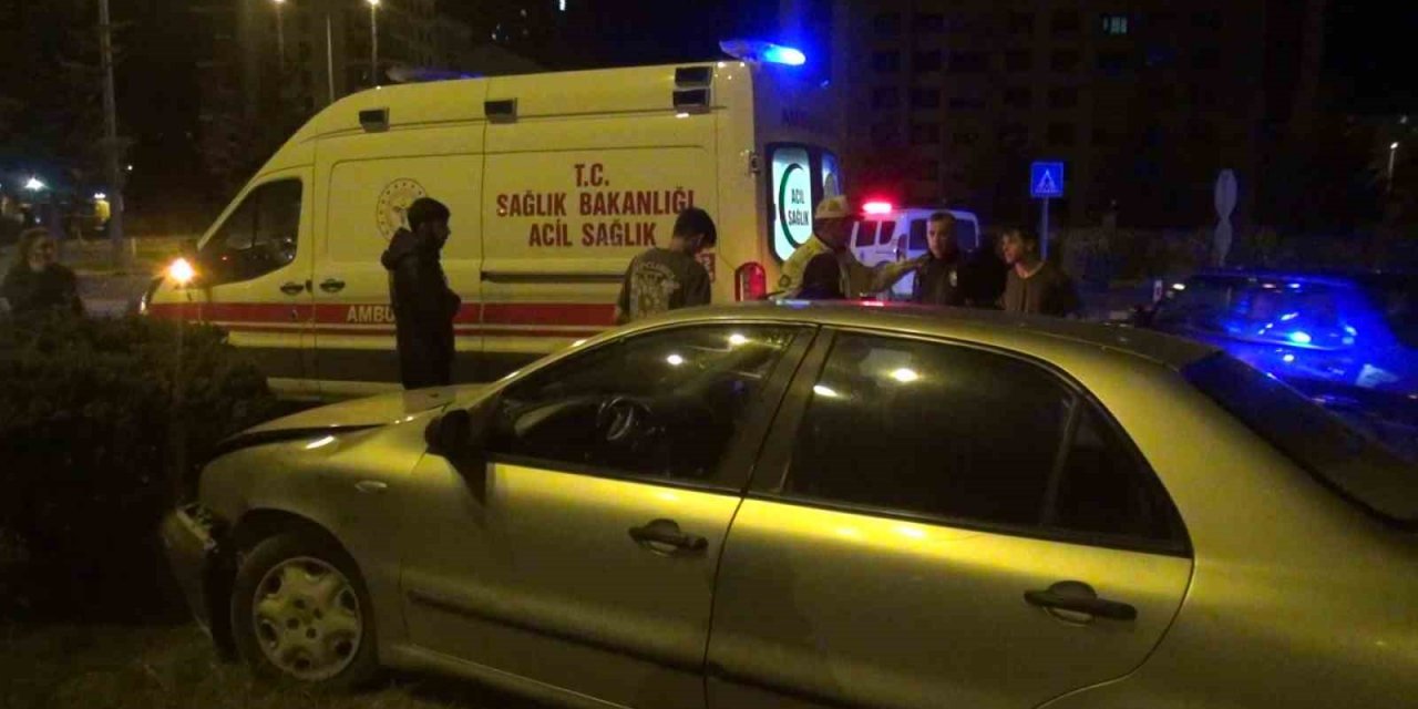 İki otomobil kavşakta çarpıştı: 2 yaralı
