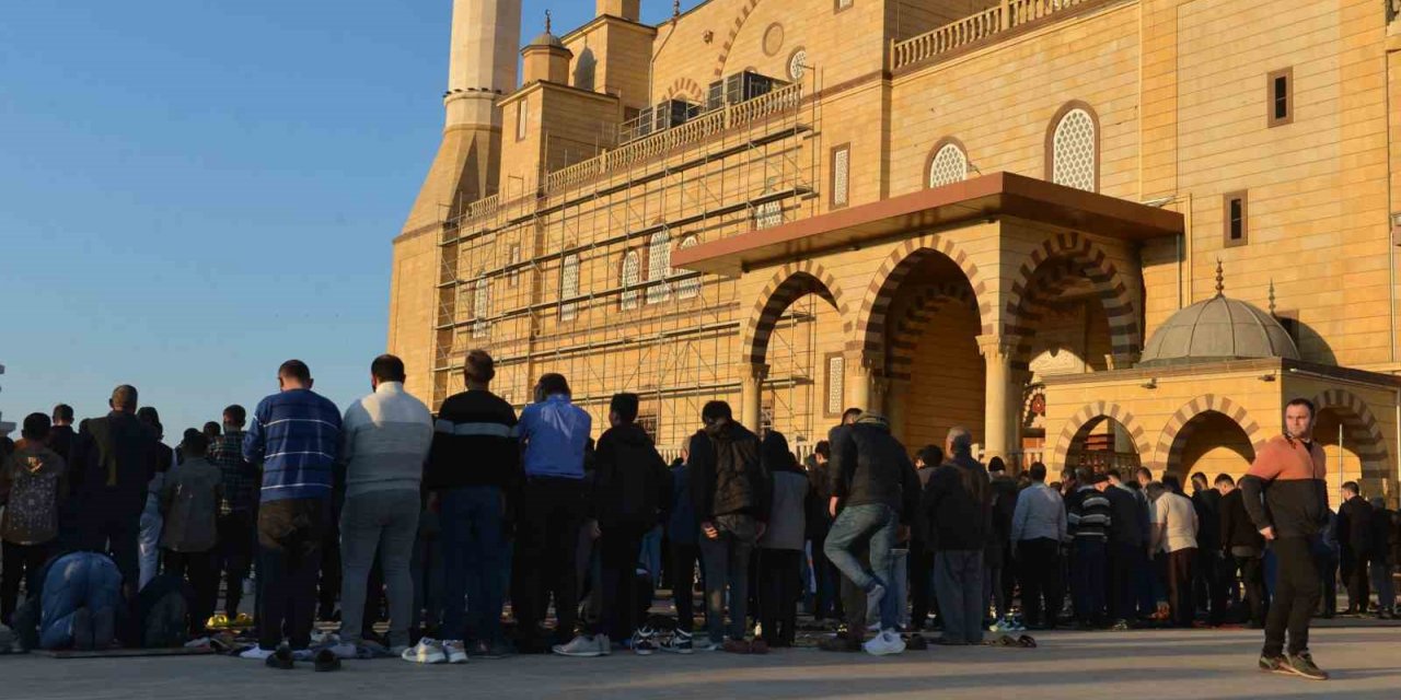 Kahramanmaraş’ta deprem sonrası ilk bayram namazı
