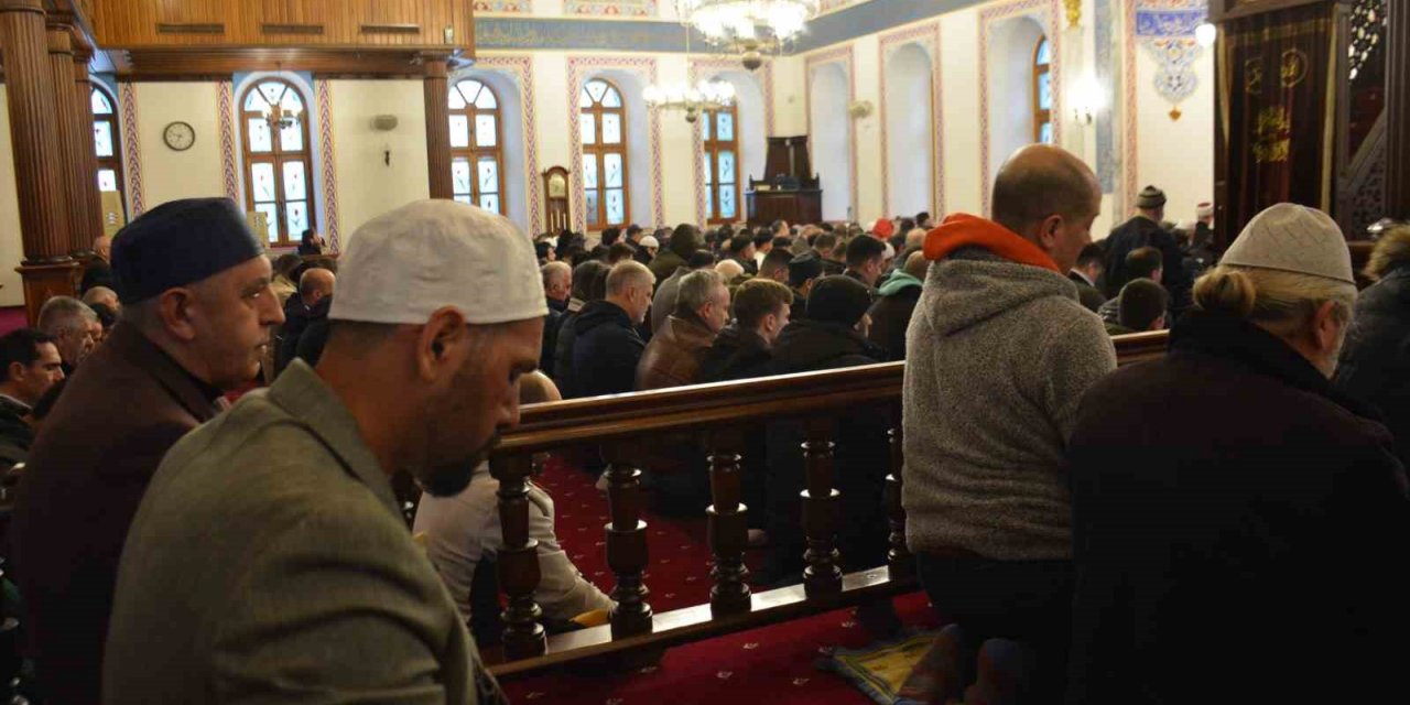 Kocaeli’de vatandaşlar bayram namazı için camileri doldurdu