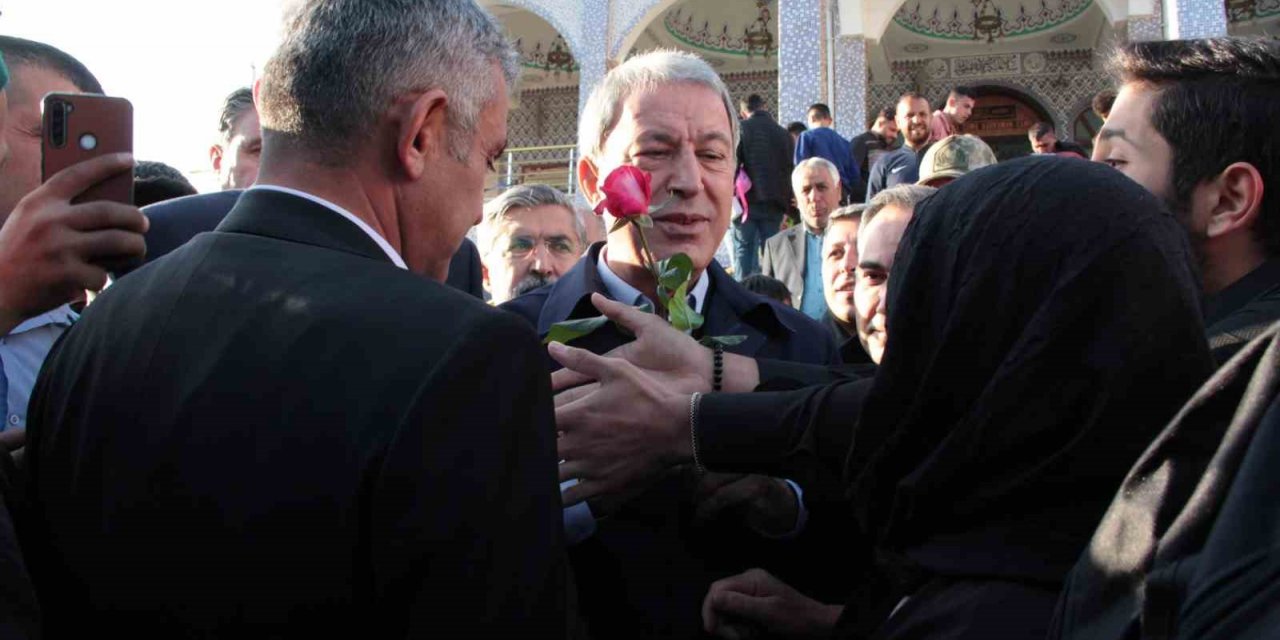 Akar ve Kurtulmuş Hatay’da bayram namazında depremzelerle buluştu