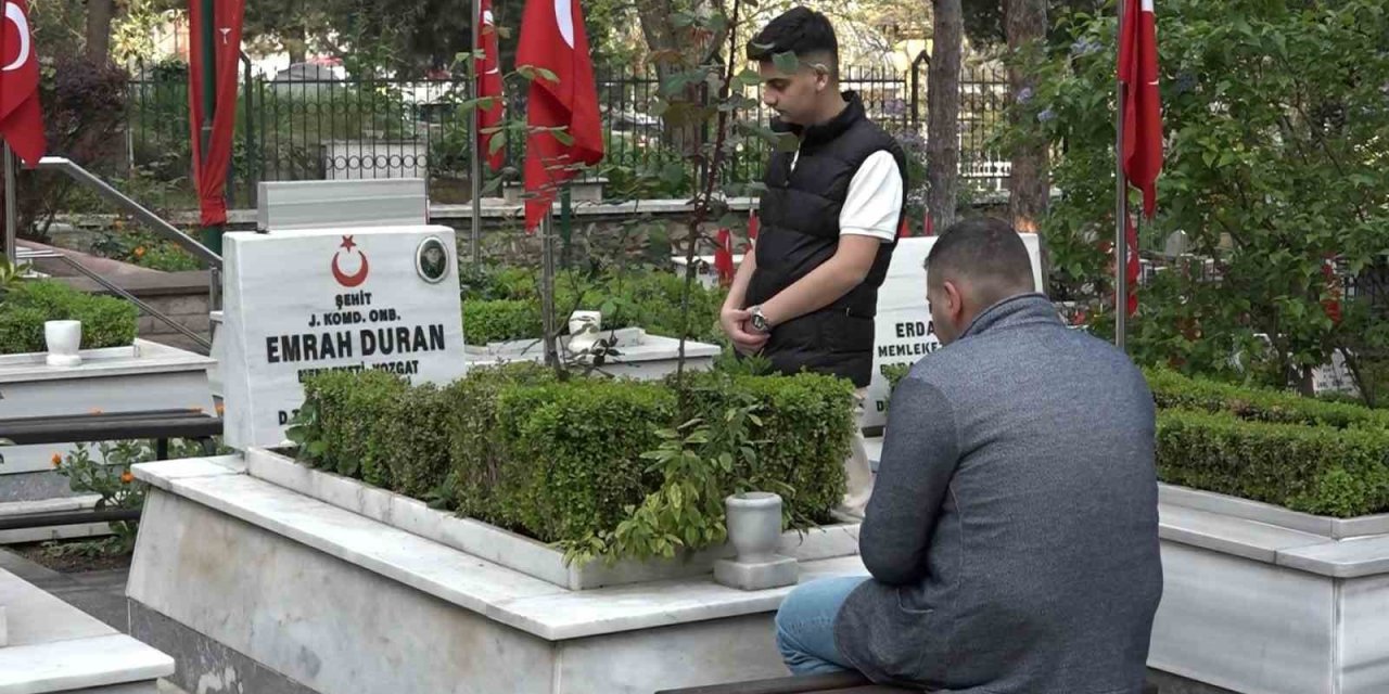 Şehit yakınları bayramın ilk ziyaretinde şehitliğe koştu