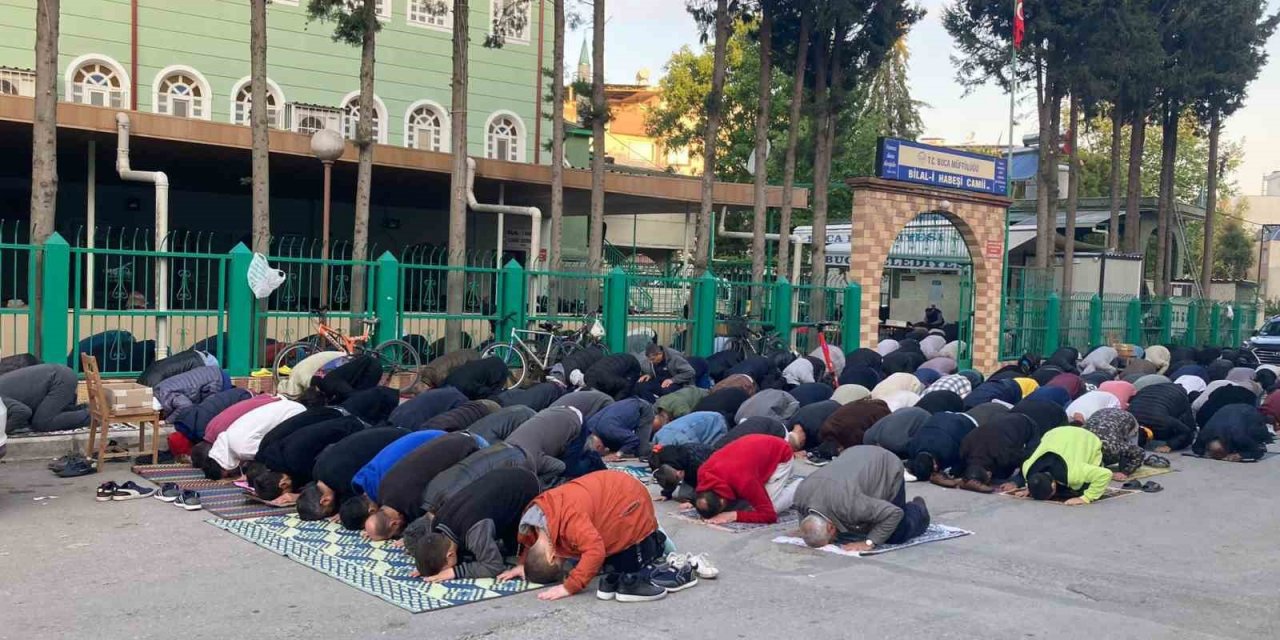 İzmirliler bayram namazı için camilere akın etti