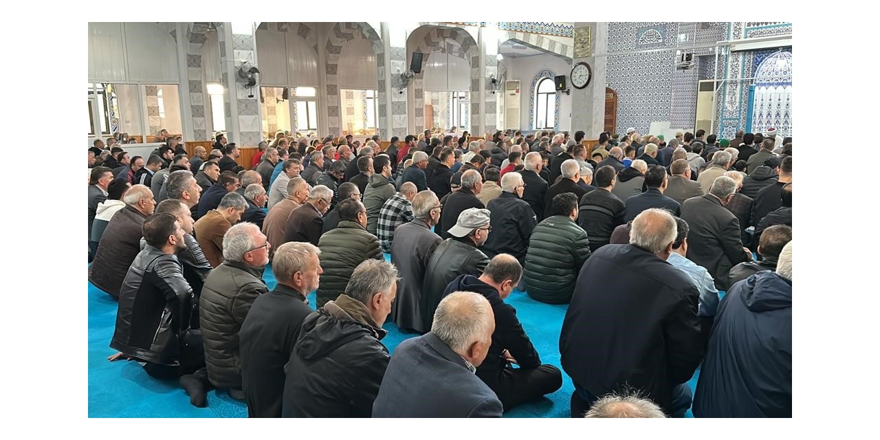 Bayram coşkusu camilerde namazla birlikte başladı