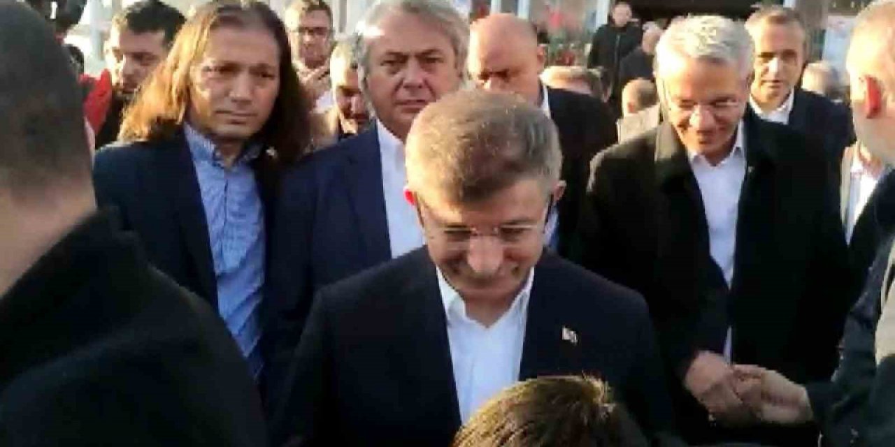 Millet Cami’nde bayram namazını kılan Davutoğlu’na depremzede tepkisi