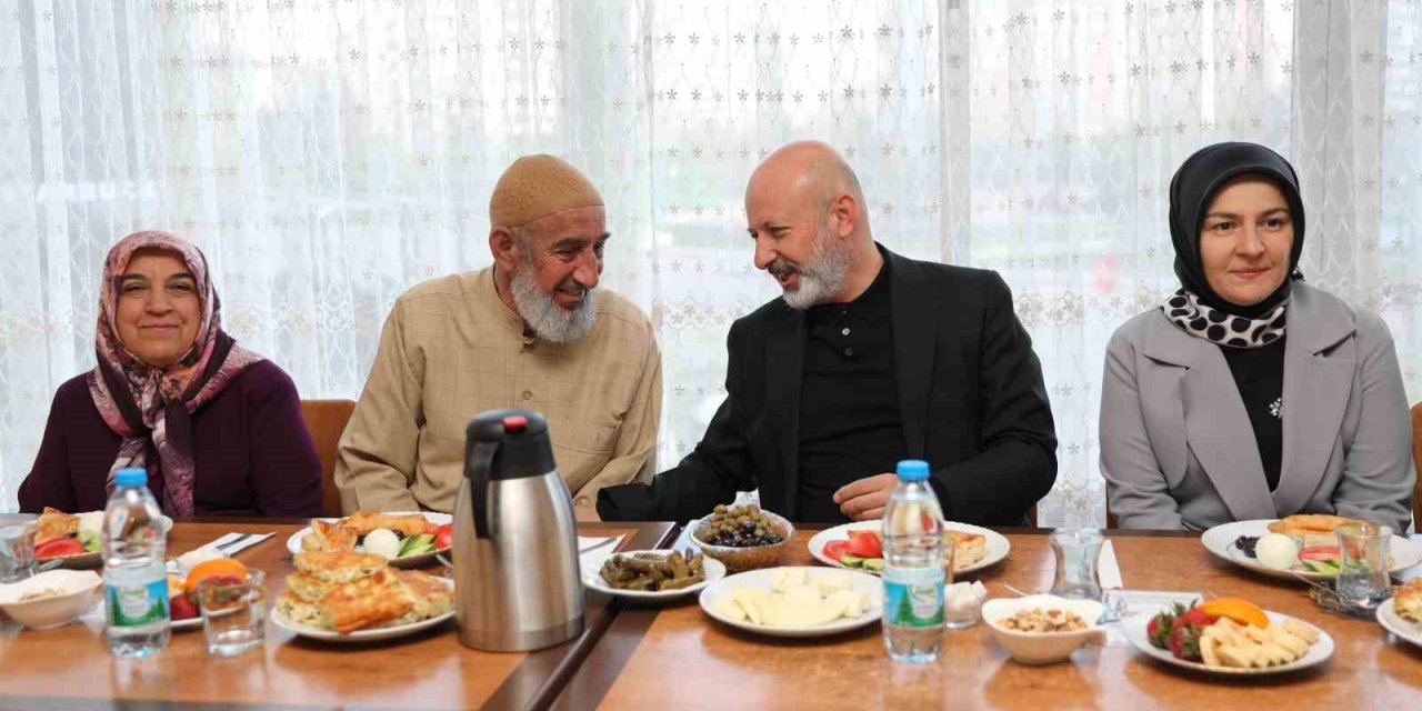 Çolakbayrakdar çifti,  depremzede ailelerle bayramlaştı