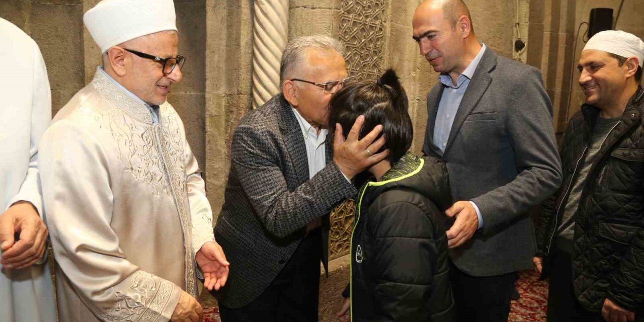 Başkan Büyükkılıç, bayram namazı sonrası vatandaşla bayramlaştı