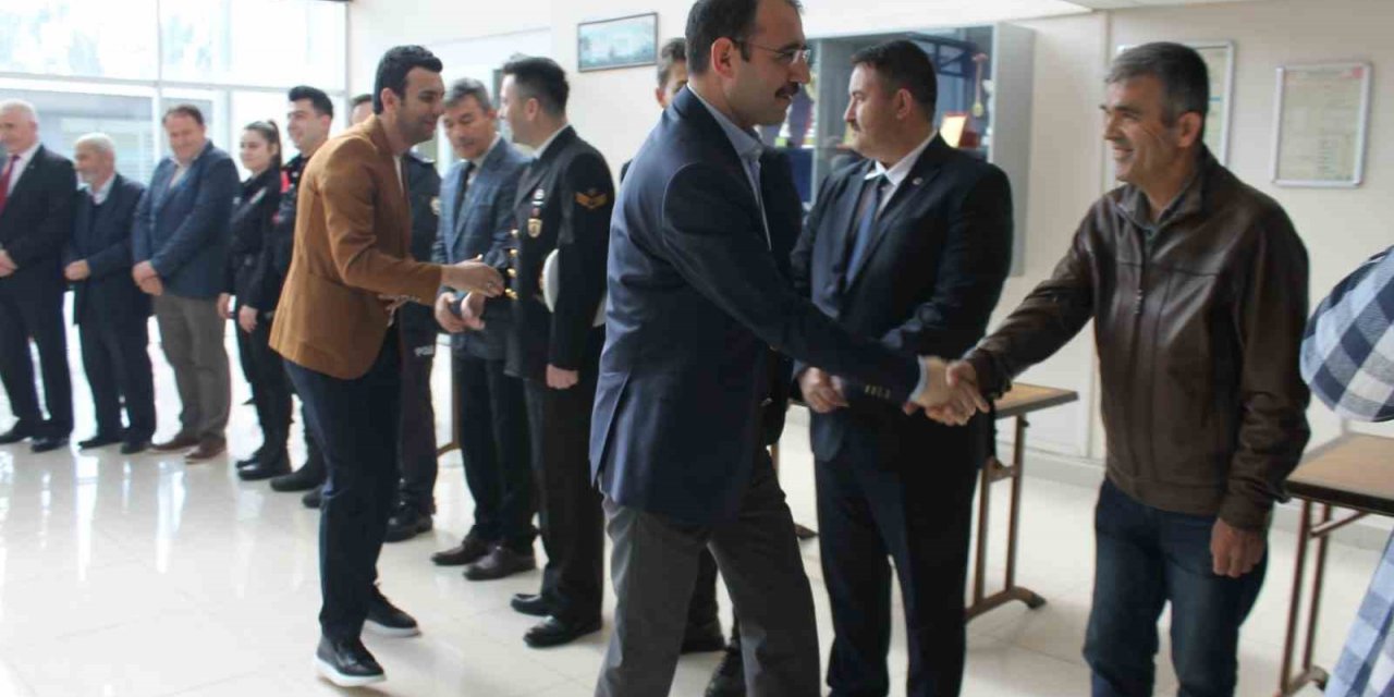 Biga protokolü depremzede aileler ve vatandaşlarla bayramlaştı