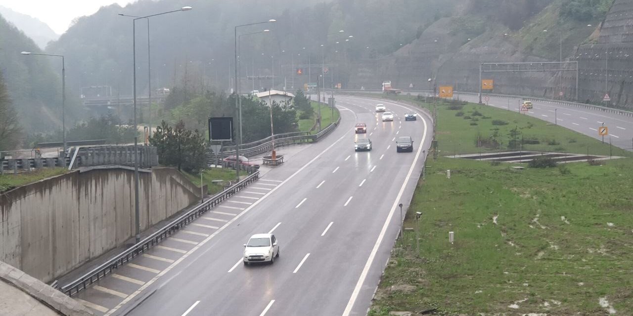 Bayramın birinci günü yola çıkan sürücüler otoyolda yoğunluk oluşturuyor
