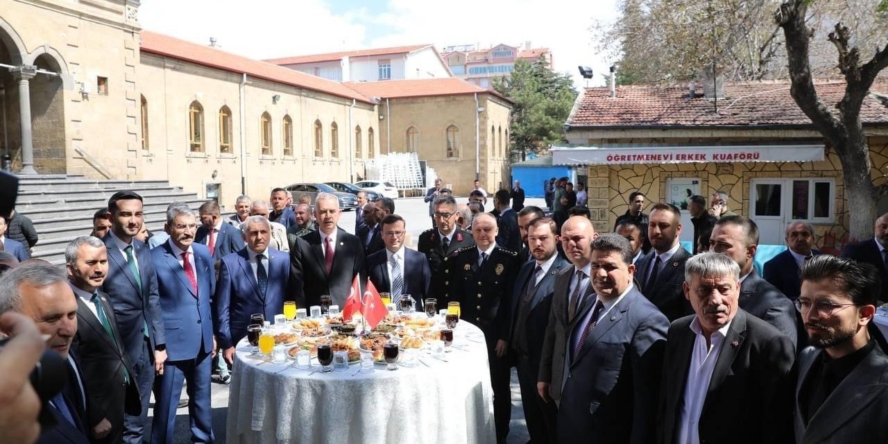 Niğde’de protokol vatandaşla bayramlaştı