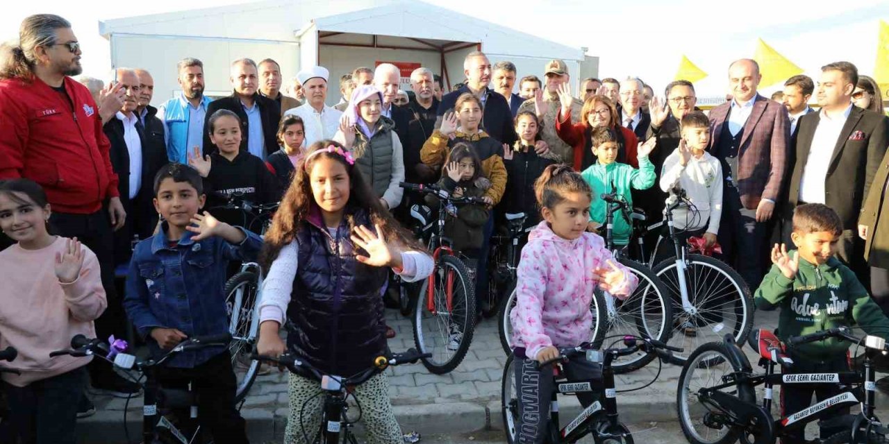 Şahin, İslahiye ve Nurdağı’nda depremzedelerle bayramlaştı