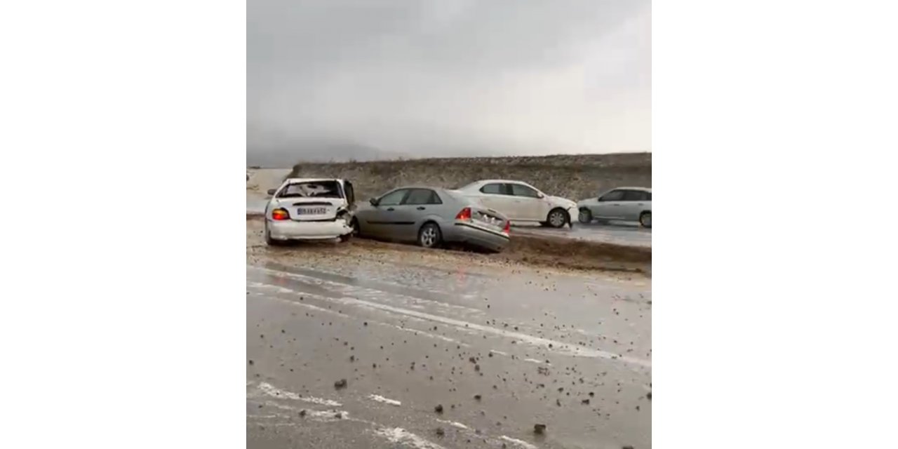 12 kişinin yaralandığı zincirleme kaza cep telefonu kamerasında: 6 araç böyle çarpıştı