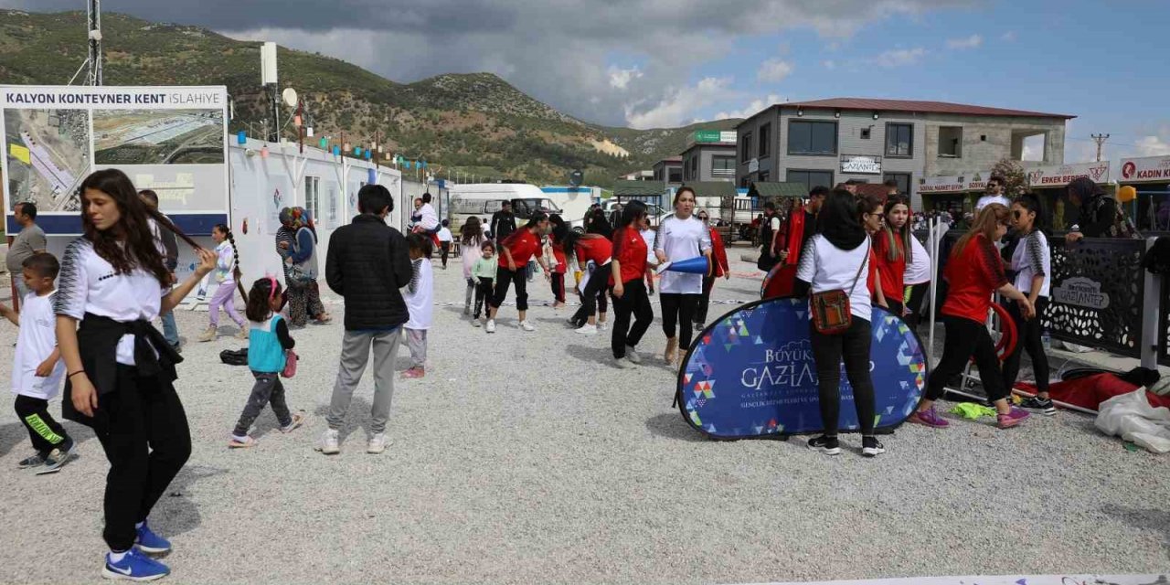 Gaziantep’te depremzede çocuklar için bayram şenliği
