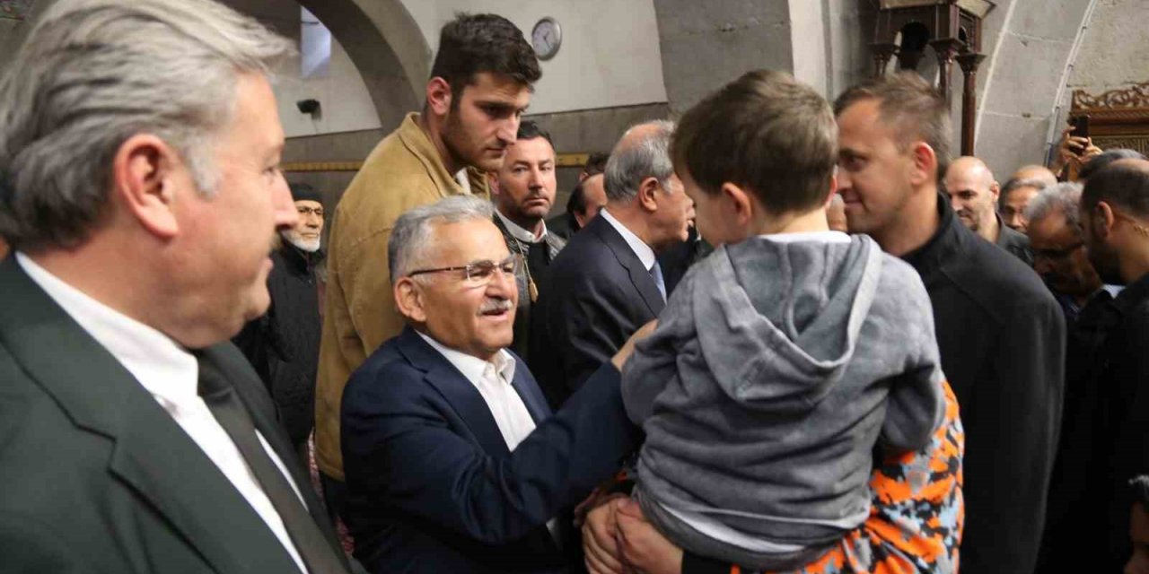 Bakan Akar ile Başkan Büyükkılıç, bayram sevincini vatandaşlarla yaşadı