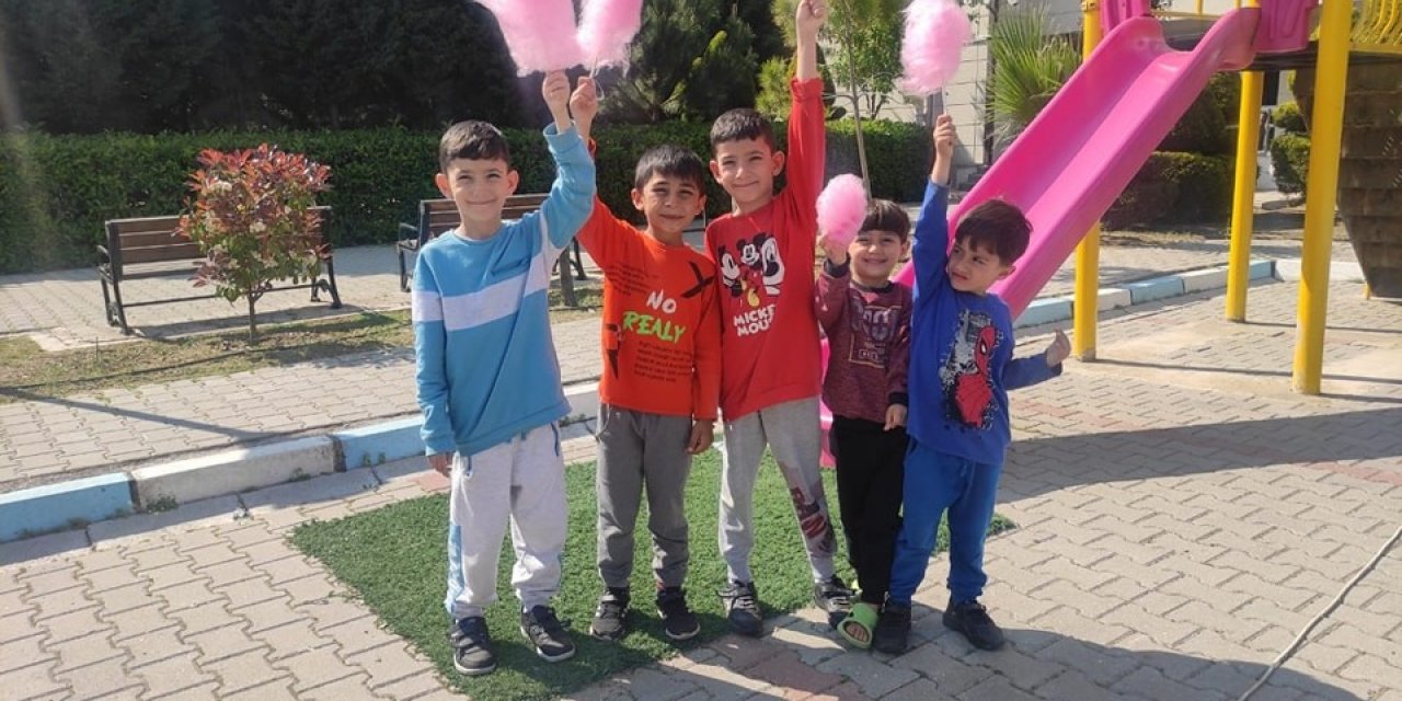 Depremzede çocuklara “pamuk şeker” sürprizi