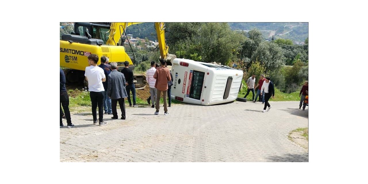 Freni boşalan minibüs yol kenarına devrildi