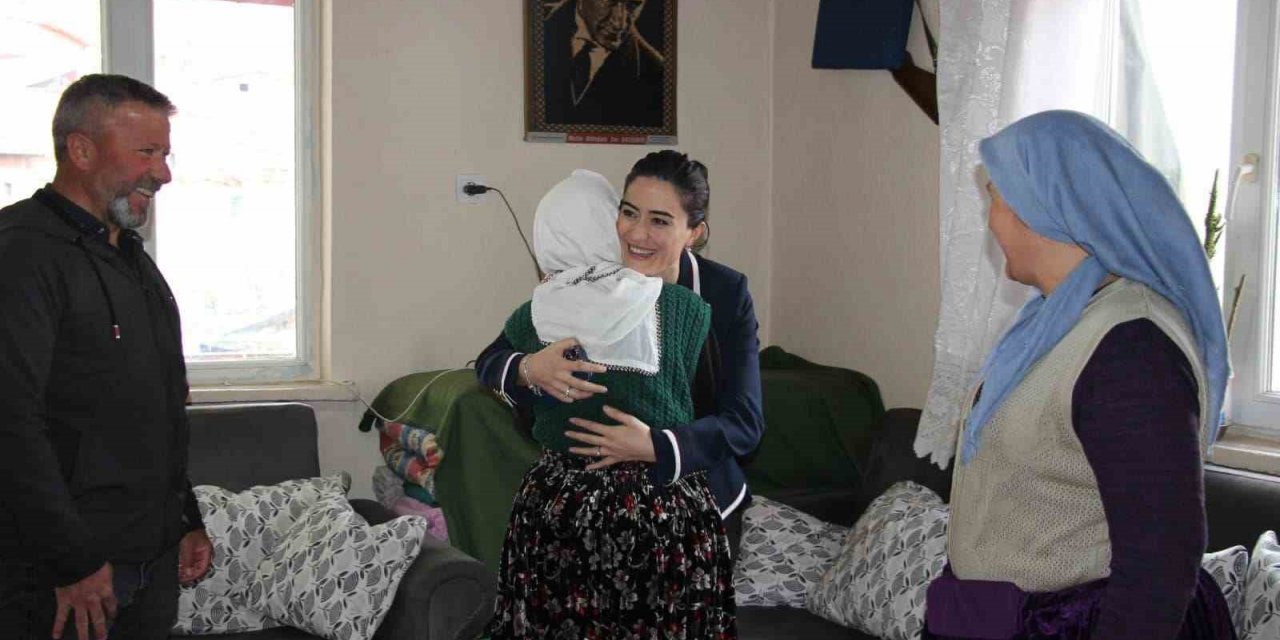 Teymur, bayramda şehit ailesi, gaziler ve depremzedeleri yalnız bırakmadı