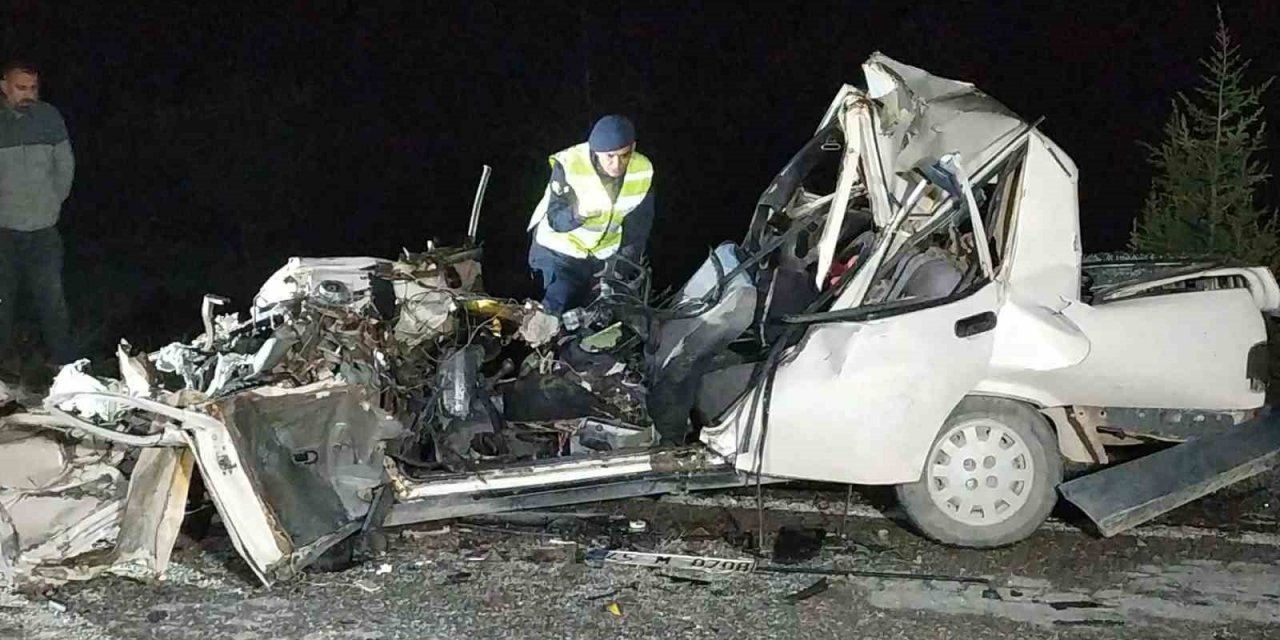 Otomobil kamyona arkadan çarptı: 2 ölü