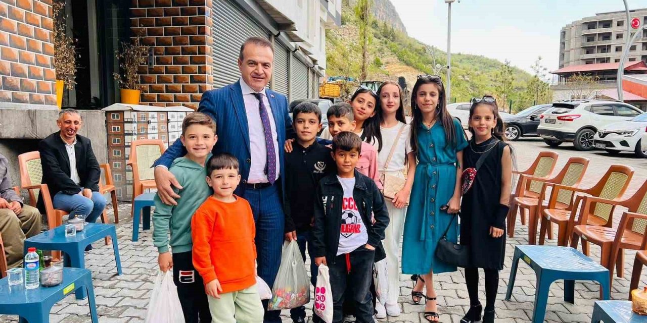 Uludere Belediye Başkanı Ürek, çocuklarla bayramlaştı