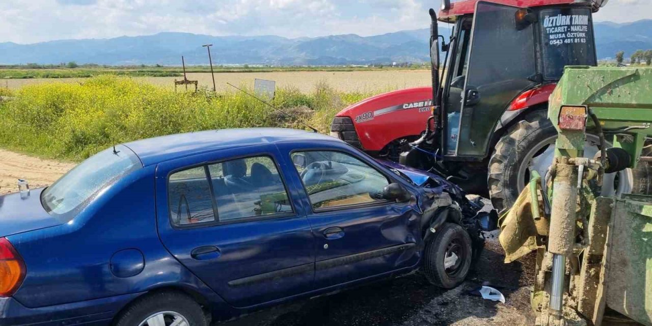Traktör ile otomobil çarpıştı: 1 yaralı