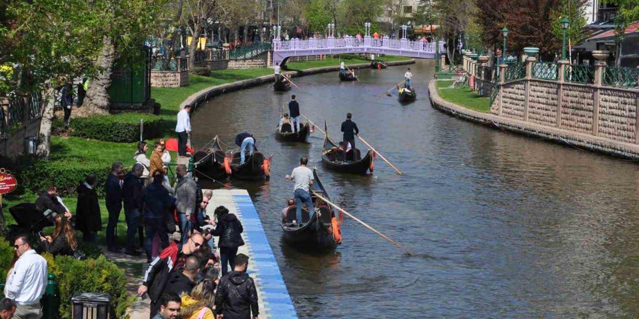 Gondol turlarında bayram yoğunluğu