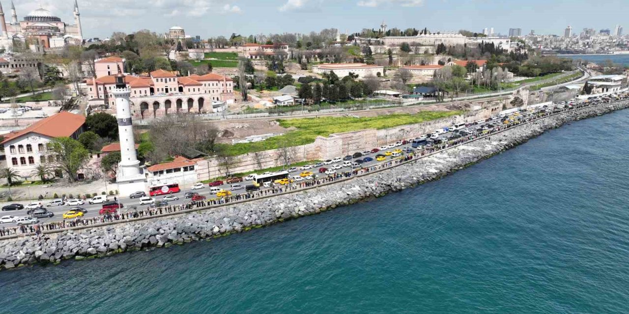 TCG Anadolu Gemisini ziyaret etmek için vatandaşlar kilometrelerce kuyruk oluşturdu