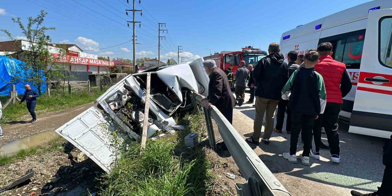 Bariyerlere saplanan otomobil paramparça oldu