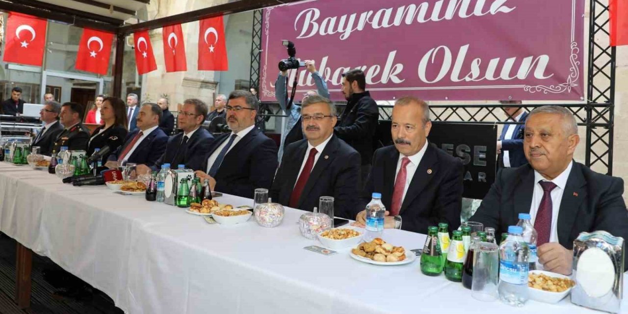 Afyonkarahisar protokolü bayramlaştı