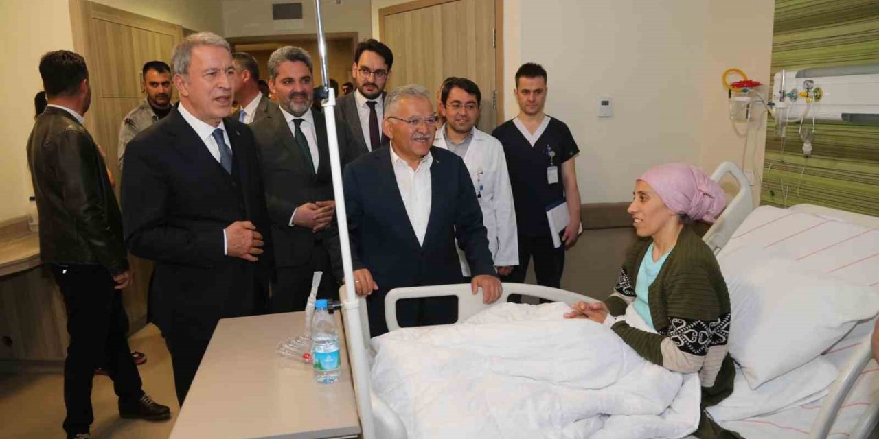 Bakan Akar ile Başkan Büyükkılıç’tan hastanede bayram ziyareti