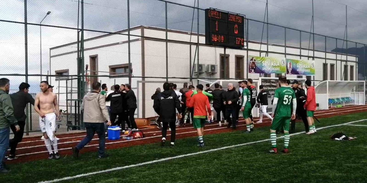 Rize’de amatör maçta sahaya yakışmayan görüntüler