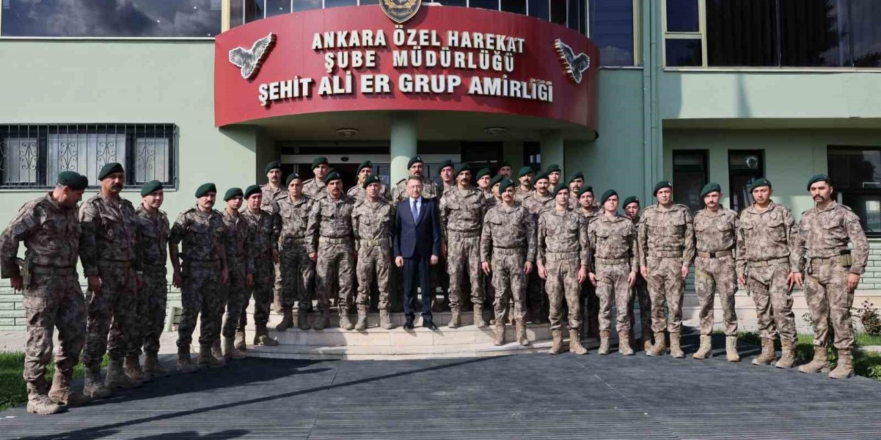 Cumhurbaşkanı Yardımcısı Oktay, özel harekat polisleriyle bayramlaştı
