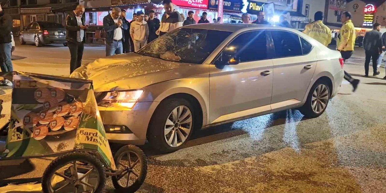 Otomobil mısırcı büfesine daldı: 4 yaralı