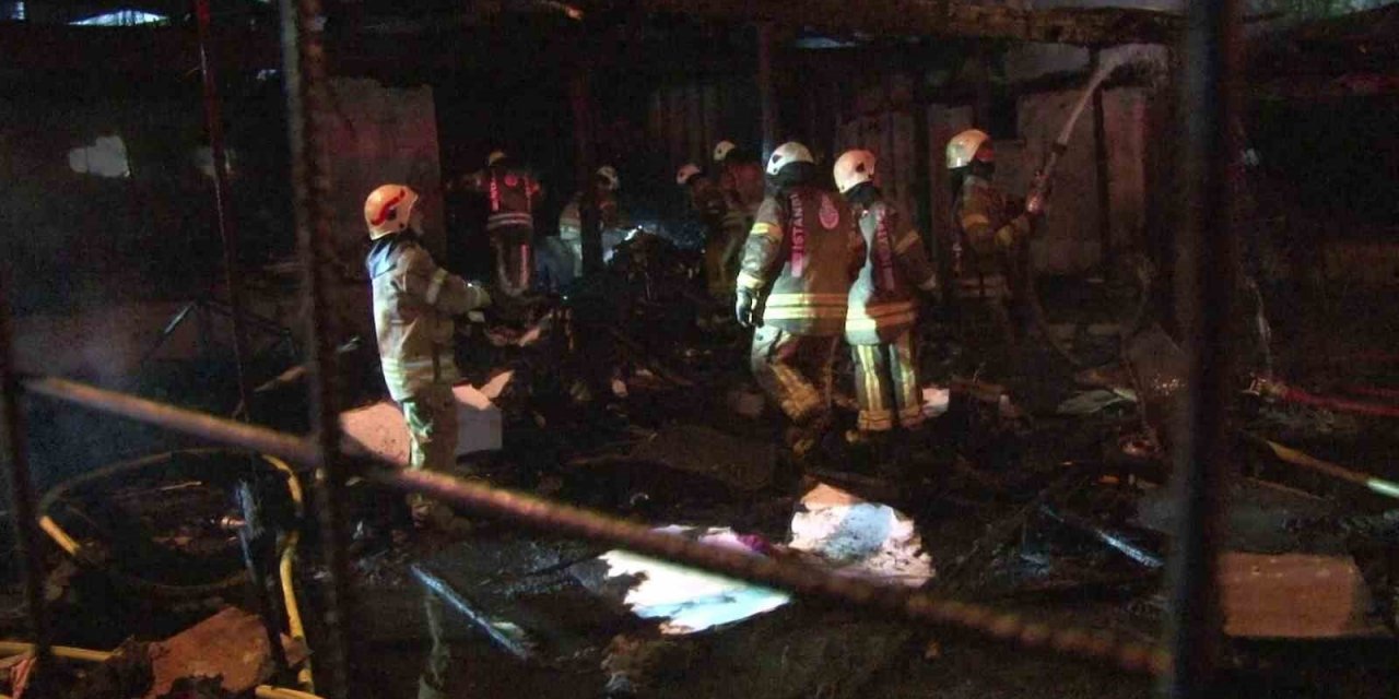 Esenyurt’ta ikinci el eşya dükkanı alev alev yandı: Alevler yan tarafındaki binaya sıçradı