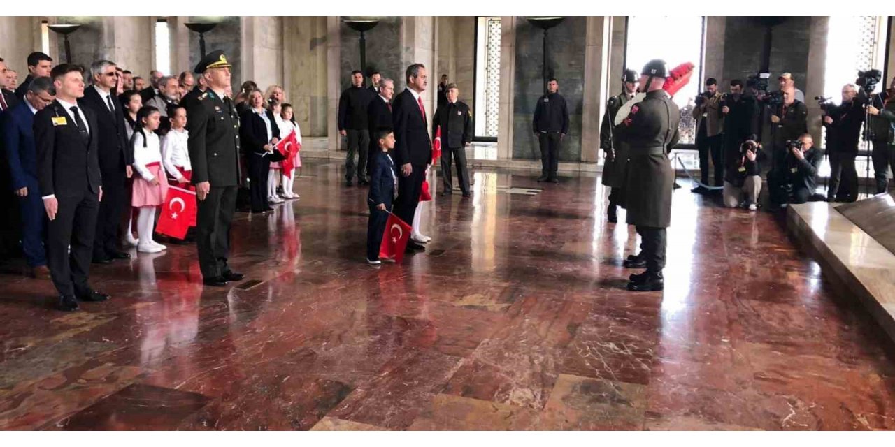 Milli Eğitim Bakanı Özer, çocuklarla birlikte Anıtkabir’de