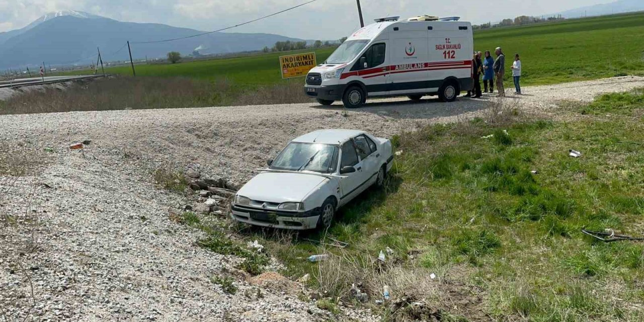 Bayram ziyaretine giden aileyi taşıyan otomobil şarampol’e girdi 4 kişi yaralandı