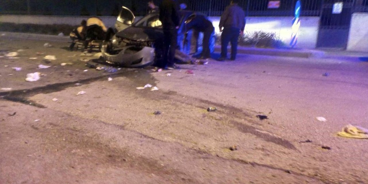 Süratle ilerlerken elektrik direğine çarptı: 2 yaralı