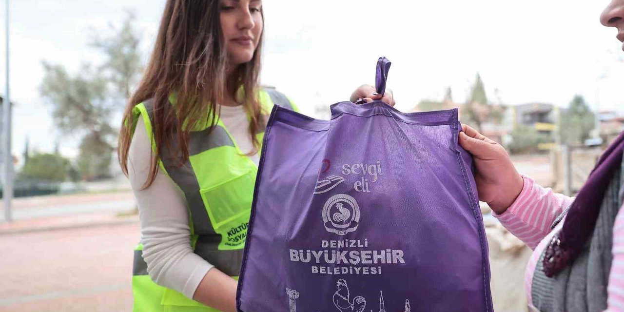 Denizli’de ihtiyaç sahiplerine 30 bin adet gıda paketi dağıtıldı