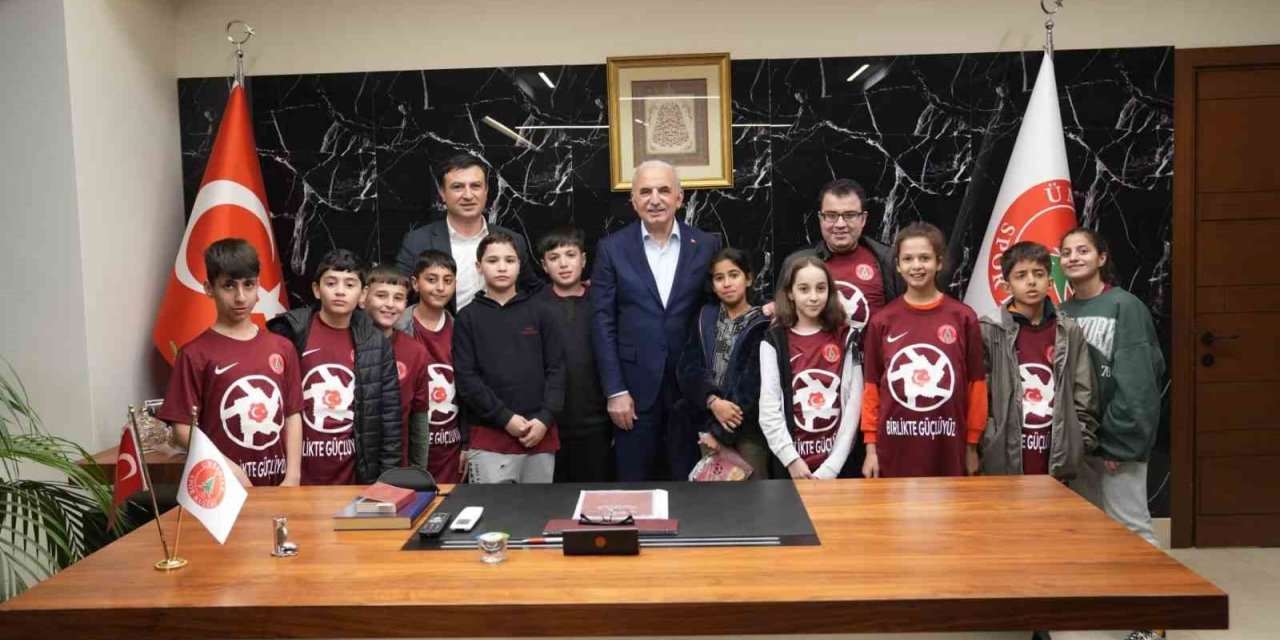 Depremzede çocuklara Ümraniyespor imzalı forma hediyesi