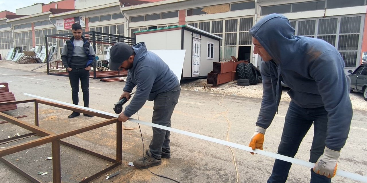 Yılların demirci ustası Konteyner üretiyor