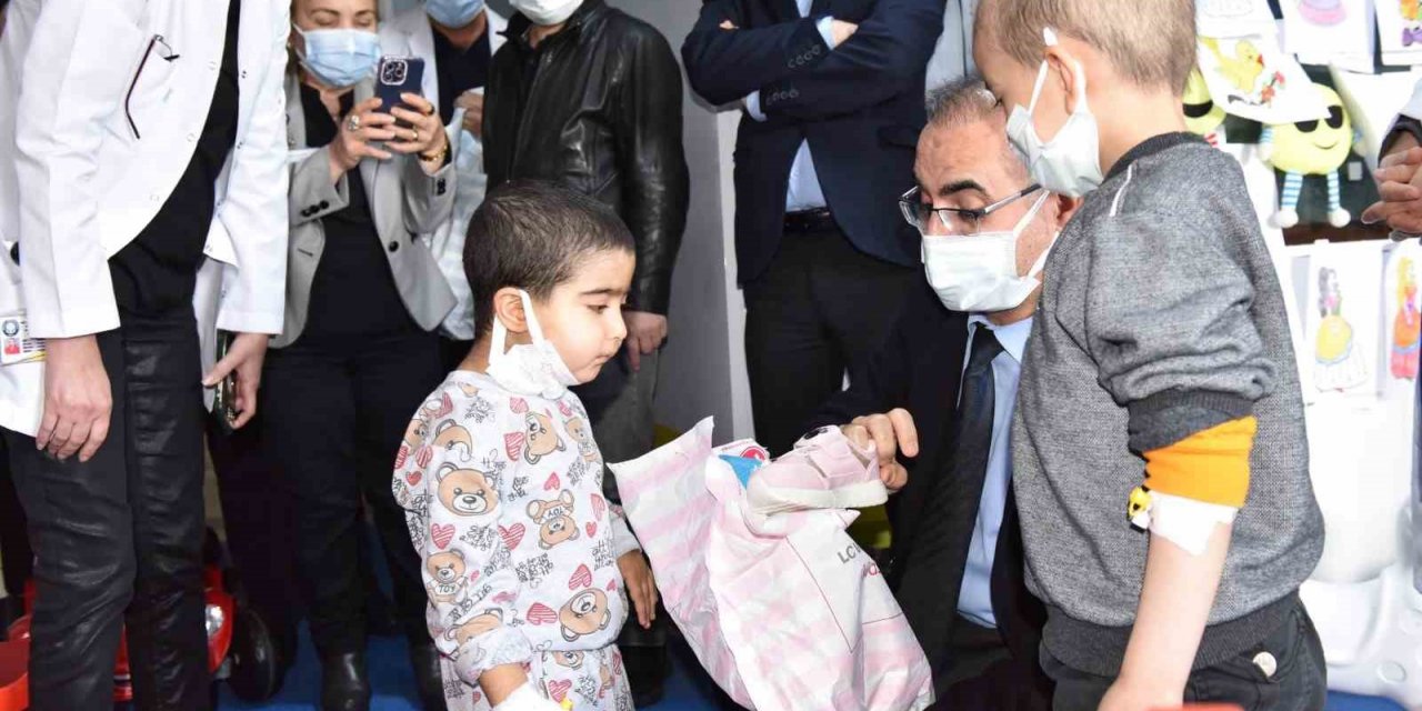Diyarbakır’da hastanede tedavi gören çocukların çifte bayramı Kutlandı