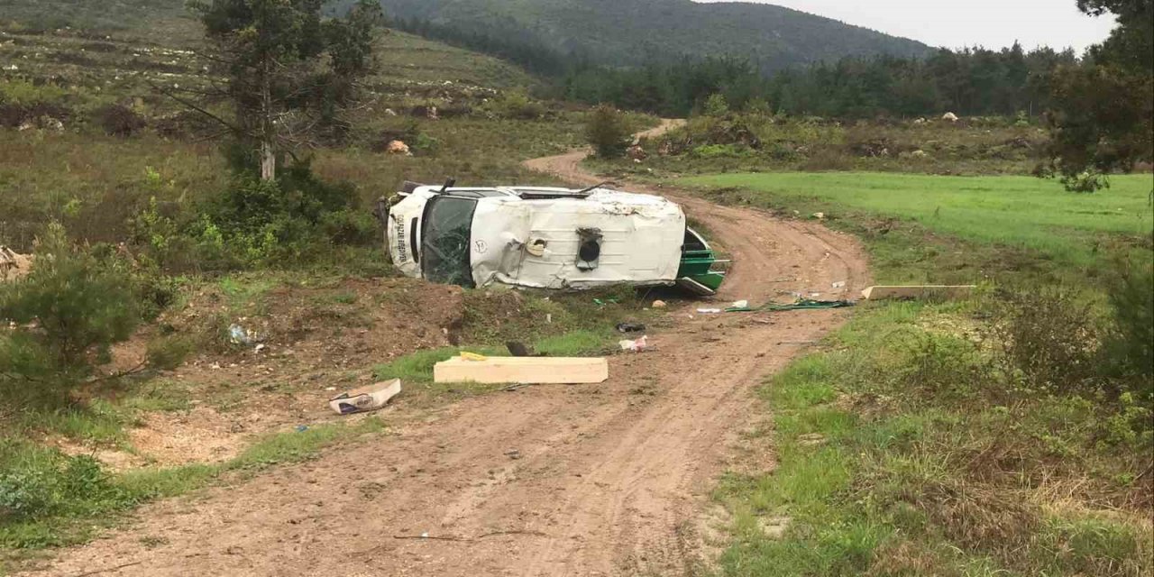 Cenaze aracı şarampole devrildi, sürücü yaralandı